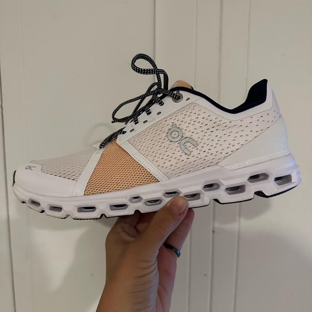 ON CLOUDSTRATUS HELION White Almond Navy Blue 40